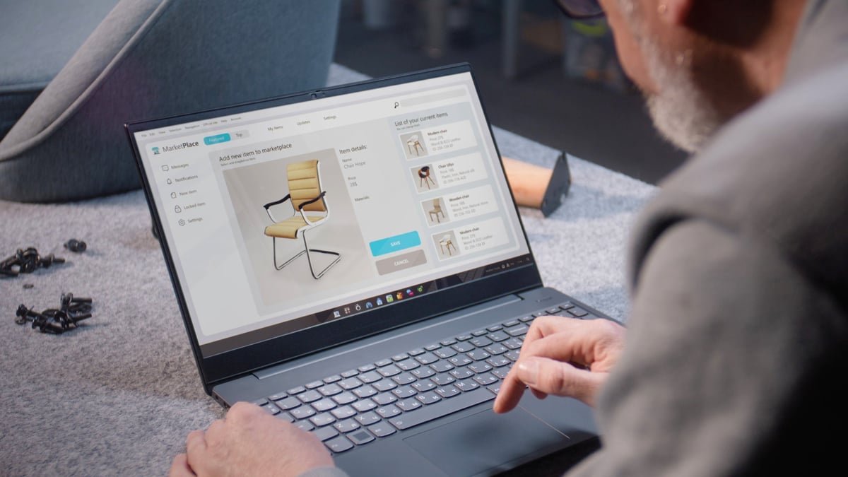 Ondernemer uploadt meubelproducten naar de webshop