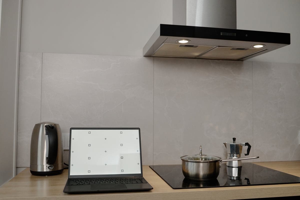 Moderne keuken met laptop voor website beheer